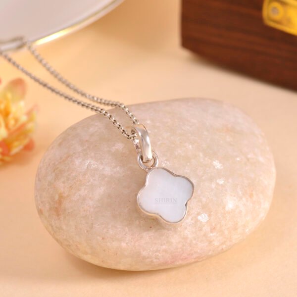 Mother of Pearl Clover Leaf Pendant in 925 Pure Silver
